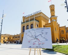 Konferencja prasowa przed dworcem Wrocław Główny poświęcona uruchomieniu bezpłatnych podróży pociągami po terenie Wrocławia dla posiadaczy biletów miejskich