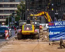 <p>Fragment torowiska na jednym z najważniejszych szlak&oacute;w komunikacyjnych miasta wymagał odmłodzenia. MPK wymieniło tory na odcinku Powstańc&oacute;w Śląskich od ul. Zaolziańskiej do wiaduktu i dalej na kr&oacute;tkim odcinku Świdnickiej od wiaduktu do Piłsudskiego. Zyskali na tym r&oacute;wnież kierowcy, piesi i rowerzyści, bowiem jakość przejść i przejazd&oacute;w przez tory w obrębie skrzyżowania ze Swobodną istotnie się poprawiła.</p>