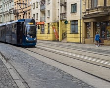 <p>Pasażerowie w tramwajach już nie są bujani, jest bezpieczniej i ciszej dla okolicznych mieszkańc&oacute;w. Torowisko było w fatalnym stanie i wreszcie zyskało nową jakość. Na tym jednak się nie skończy, kompleksowo zrewitalizowany zostanie cały urokliwy, cenny historycznie obszar ulicy Wyszyńskiego. Jak? Rozstrzygną to trwające konsultacje i wizje projektant&oacute;w koncepcji rewitalizacji.</p>