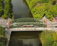 <p>Była to trudna i rozciągnięta w czasie inwestycja, ale wiosną 2024 roku doszło do szczęśliwego zakończenia. Po antykorozyjnym zabezpieczeniu stalowa konstrukcja została pomalowany na kolor oliwkowy - jak wykazały badania, to oryginalna barwa mostu, kt&oacute;ry służy wrocławianom już od 1897 roku. Rewitalizacja objęła r&oacute;wnież elementy kamienne, odnowiono balustrady i secesyjne pylony w formie wież, a także chodniki.</p>