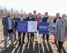 Uczestnicy konferencji prasowej w pobliżu al. Architektów, którą prowadzić będą tory do nowej zajezdni