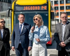 Konferencja prasowa na pętli "Jagodno P+R" po pierwszym oficjalnym przejeździe po trasie autobusowej na Jagodno. Na zdjęciu dyrektorka Wydziału Transportu Paulina Tyniec-Piszcz, wiceprezydent Michał Młyńczak, wiceprezydent Renata Granowska i prezes Wrocławskich Inwestycji Piotr Paś