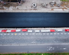 <p>Remont Powstańc&oacute;w Śląskich, 26.09.2025. Pierwsza warstwa asfaltobetonu na odnicku między Wielką a rondem.</p>