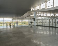 <p>Wrocławskie lotnisko zamknięte do 4 grudnia 2025. Pusty terminal. Wrocław, 26.10.2025</p>