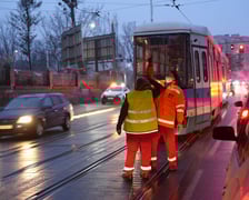 Złamany pantograf przy Pułaskiego - trwa naprawa