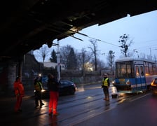 Złamany pantograf przy Pułaskiego - trwa naprawa