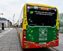 Elektryczna flota MPK Wrocław prezentowana w 2023 roku na Placu Wolności