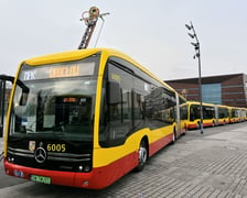 Elektryczna flota MPK Wrocław prezentowana w 2023 roku na Placu Wolności