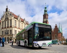 Solaris Urbino 12 electric na wrocławskim Rynku. Za kilkanaście tygodni przyjedzie do Wrocławia siedem takich autobusów kupionych przez MPK w ubiegłym roku