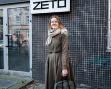 <p>Iwona Kałuża, wsp&oacute;łautorka książki &bdquo;Mister Wrocław&rdquo; przy budynku ZETO</p>