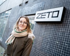 <p>Iwona Kałuża, wsp&oacute;łautorka książki &bdquo;Mister Wrocław&rdquo; przy budynku ZETO</p>