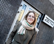 <p>Iwona Kałuża, wsp&oacute;łautorka książki &bdquo;Mister Wrocław&rdquo; przy budynku ZETO</p>