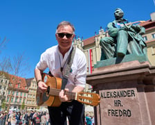<p>Gitarzyści z całej Polski na wrocławskim Rynku podczas Gitarowego Rekordu Świata</p>