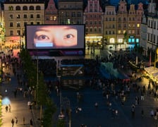<p>Kino plenerowe w Rynku w ramach festiwalu Tauron Nowe Horyzonty. Widok z drona.</p>
