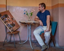 <p>Jakub Zasada w swoim sklepie-pracowni w DH Podwale</p>