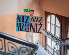 <p>Jakub Zasada na klatce schodowej DH Podwale</p>