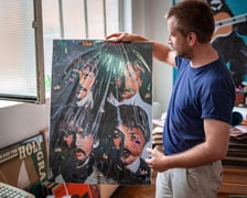 <p>Jakub Zasada w swoim sklepie-pracowni w DH Podwale</p>