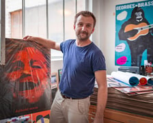 <p>Jakub Zasada w swoim sklepie-pracowni w DH Podwale</p>