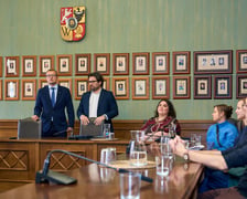 <p>Wręczenie dyplom&oacute;w laureatom programu &bdquo;Wrocławskie Wydawnictwa Muzyczne&rdquo; &ndash; przemawiają wiceprezydent Mateusz Żak i Jarosław Perduta, dyrektor Departamentu Kultury i Sportu UM Wrocławia</p>