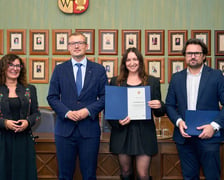 <p>Wręczenie dyplom&oacute;w laureatom programu &bdquo;Wrocławskie Wydawnictwa Muzyczne&rdquo; &ndash; laureatka Aleksandra Turoń</p>