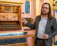 <p>Prof. Piotr Rojek przy stole gry organ&oacute;w Englera w bazylice św. Elżbiety</p>