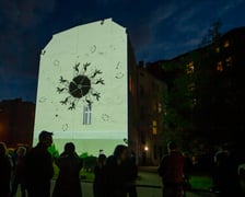 Ruchome murale można było zobaczyć w sobotę, 24 września. Na zdjęciu widać murale wyświetlane na ścianach kamienic