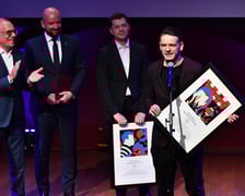 Łukasz Twarkowski z Wrocławską Nagrodą Artystyczną 2022 w kategorii teatr