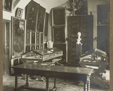 <p><span style="font-size: 11.0pt; line-height: 107%; font-family: 'Calibri',sans-serif; mso-ascii-theme-font: minor-latin; mso-fareast-font-family: Calibri; mso-fareast-theme-font: minor-latin; mso-hansi-theme-font: minor-latin; mso-bidi-font-family: 'Times New Roman'; mso-bidi-theme-font: minor-bidi; mso-ansi-language: PL; mso-fareast-language: EN-US; mso-bidi-language: AR-SA;">Dział Historyczno &ndash; Pamiątkowy. Sala III na parterze z portretami osobistości historycznych XVII &ndash; XVIII w., 1909 (?)</span></p>