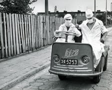 <p>Zdjęcia ze zbior&oacute;w Muzeum Miejskiego Wrocławia. Były pokazywane na wystawie&nbsp;<span style="font-family: Calibri, sans-serif; font-size: 12pt;">&bdquo;</span>Odizolowani 1963. Epidemia ospy we Wrocławiu<span style="font-family: Calibri, sans-serif; font-size: 12pt;">&rdquo;</span>&nbsp;w Pałacu Kr&oacute;lewskim.</p>