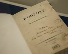 <p>Ossolińskie wydanie &bdquo;Komedii&rdquo;, kt&oacute;re Fredro dedykował swemu ojcu. Wystawa &bdquo;Żołnierz napoleoński, ojciec komedii polskiej&rdquo; &mdash; Fredro w Ossolineum</p>