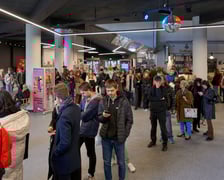 <p>Kolejka po bezpłatne wejści&oacute;wki na premierę&nbsp;&bdquo;Igrzyska Śmierci: Ballada Ptak&oacute;w i Węży&rdquo; w Kinie Nowe Horyzonty</p>