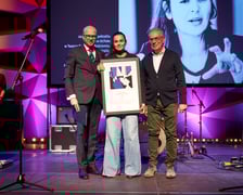 <p>Wiceprezydent Wrocławia Jakub Mazur, Katarzyna Kalwat, laureatka w dziedzinie Teatr, Jerzy Pietraszek, dyrektor Wydziału Kultury UM</p>