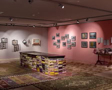 <p>Wystawa &bdquo;Rzeczy przysposobione&rdquo; w Muzeum Etnograficznym do 25 sierpnia &ndash; na pierwszym planie st&oacute;ł-instalacja artystyczna Łukasza Skąpskiego&nbsp;</p>