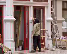 W środę (17 kwietnia) budowano scenografię w okolicach Uniwersytetu Wrocławskiego do najnowszego serialu, który będzie kręcony w stolicy Dolnego Śląska od tego weekendu