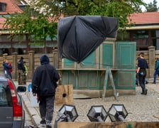 Na Ostrowie Tumskim stanęła scenografia - Wrocław zamienił się w niemieckie miasto z lat 30. XX wieku