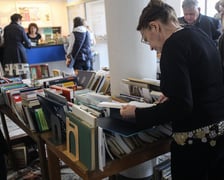 <p>Giełda Książki Bibliotecznej w Dolnośląskiej Bibliotece Publicznej w rynku (pod numerem 58)</p>