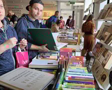 <p>Giełda Książki Bibliotecznej w Dolnośląskiej Bibliotece Publicznej w rynku (pod numerem 58)</p>