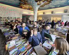 <p>Giełda Książki Bibliotecznej w Dolnośląskiej Bibliotece Publicznej w rynku (pod numerem 58)</p>