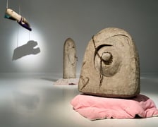 <p>Prace Marii Pinińskiej-Bereś na wystawie w Pawilonie Czterech Kopuł we Wrocławiu</p>