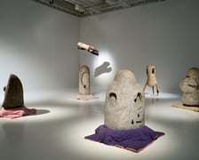 <p>Prace Marii Pinińskiej-Bereś na wystawie w Pawilonie Czterech Kopuł we Wrocławiu</p>