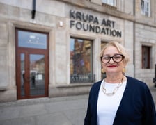 <p>Na zdjęciu Dorota Monkiewicz, kuratorka wystawy prac Wojciecha Fangora</p>