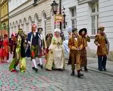 <p>Na zdjęciu przygotowania do sceny z serialu&nbsp;&bdquo;Doppelg&auml;nger. Sobowt&oacute;r&rdquo;, statyści w Sukiennicach</p>