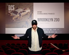 <p>Krzysztof Skonieczny w kinie DCF przed wrocławską premierą filmu &bdquo;Wrooklyn Zoo&rdquo;</p>