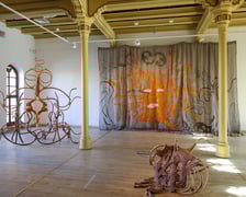 Zdjęcie z wystawy "Świątynia Baśni" w galerii BWA Wrocław Główny