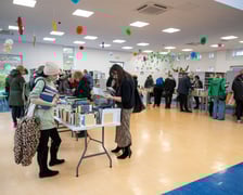 Mieszkańcy Wrocławia chętnie włączyli się w pomoc powodzianom z Ziemi Kłodzkiej i przez całą sobotę kupowali książki na kiermaszu w bibliotece na Nowym Dworze