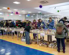 Mieszkańcy Wrocławia chętnie włączyli się w pomoc powodzianom z Ziemi Kłodzkiej i przez całą sobotę kupowali książki na kiermaszu w bibliotece na Nowym Dworze