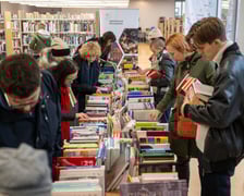 Mieszkańcy Wrocławia chętnie włączyli się w pomoc powodzianom z Ziemi Kłodzkiej i przez całą sobotę kupowali książki na kiermaszu w bibliotece na Nowym Dworze