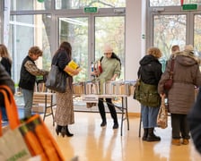 Mieszkańcy Wrocławia chętnie włączyli się w pomoc powodzianom z Ziemi Kłodzkiej i przez całą sobotę kupowali książki na kiermaszu w bibliotece na Nowym Dworze