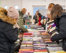 Mieszkańcy Wrocławia chętnie włączyli się w pomoc powodzianom z Ziemi Kłodzkiej i przez całą sobotę kupowali książki na kiermaszu w bibliotece na Nowym Dworze