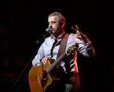 <p>Koncert "I tak przyjdzie wiosna!" został zorganizowany po to, żeby pom&oacute;c ludziom, kt&oacute;rzy ucierpieli w czasie wrześniowej powodzi. Na zdjęciu Konrad Imiela</p>